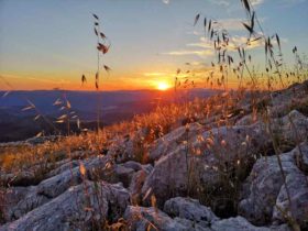 Góry Montalbo skąpane w promieniach zachodzącego słońca