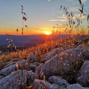 Góry Montalbo skąpane w promieniach zachodzącego słońca