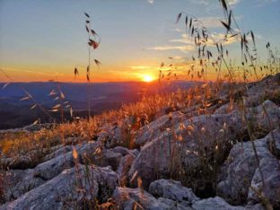 Góry Montalbo skąpane w promieniach zachodzącego słońca
