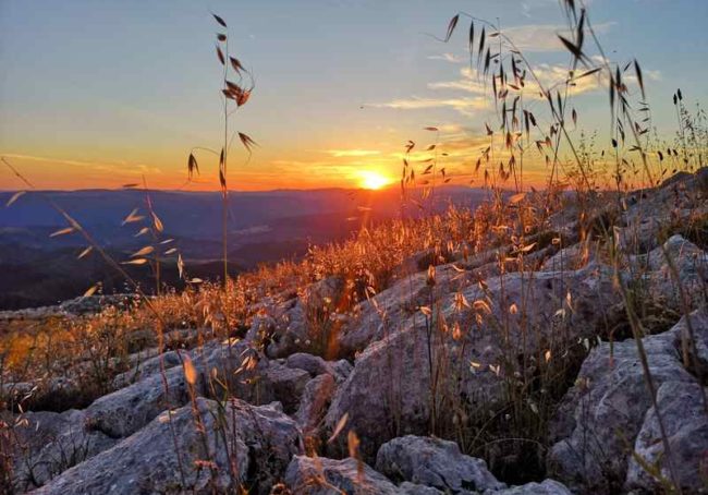 Góry Montalbo skąpane w promieniach zachodzącego słońca