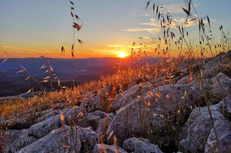 Góry Montalbo skąpane w promieniach zachodzącego słońca