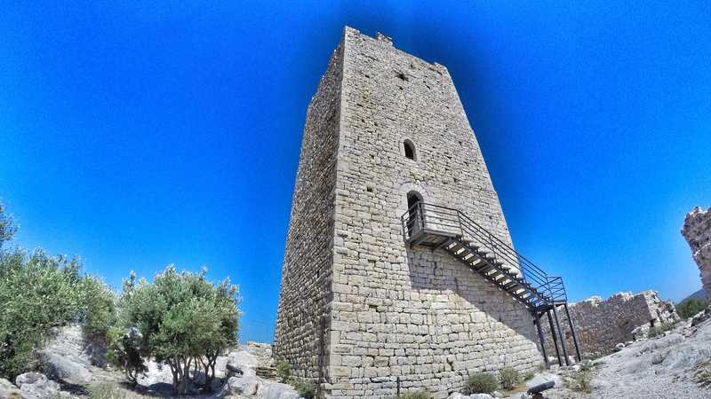 posada sardynia wieza sredniowiecznego zamku della fava