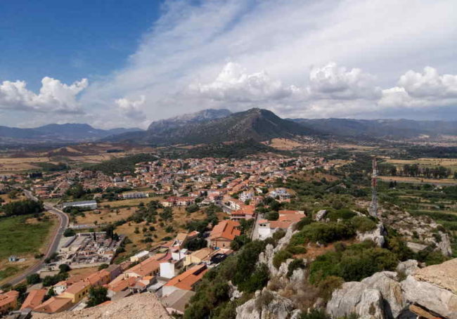 Widok na góry Montalbo i Siniscole