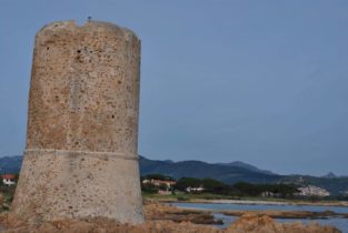 Wieza Aragonska, a w tle Posada