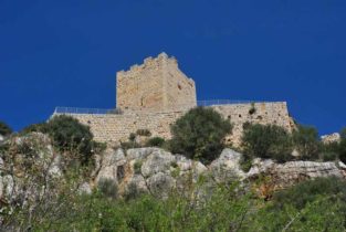 Ruiny średniowiecznego zamku Castello della Fava