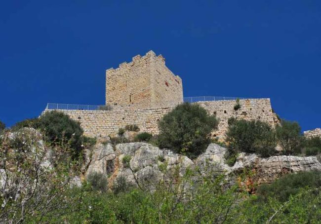 Ruiny średniowiecznego zamku Castello della Fava