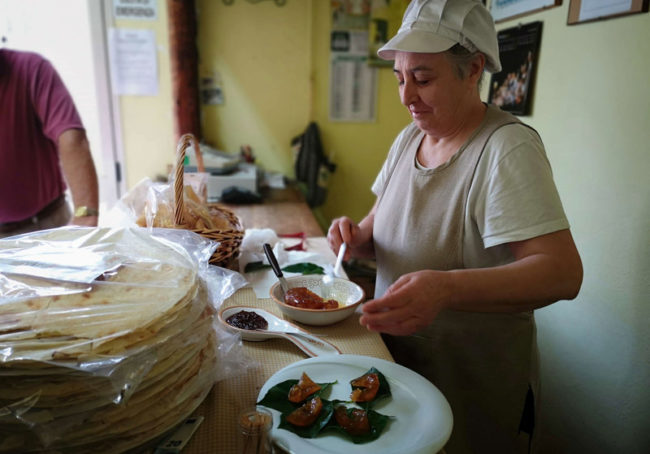 W piekarni chleba carasatu w Siniscolii