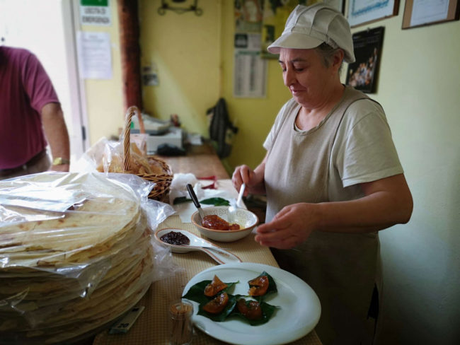 W piekarni chleba carasatu w Siniscolii