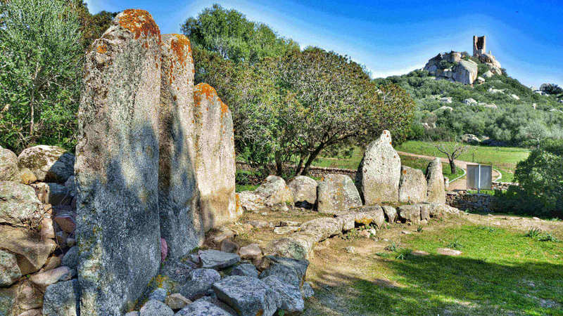 sardynia-zamek-pedres-grobowiec-nuragijski-tomba-dei-giganti-monte-s-ape-wycieczki