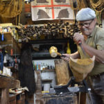 W pracowni u rzeźbiarza masek