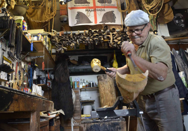 W pracowni u rzeźbiarza masek