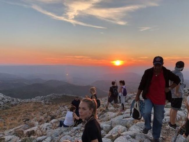 Trekking w gorach Montalbo o zachodzie słońca