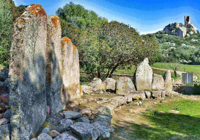 Zamek Pedres i nuragijski grobowiec