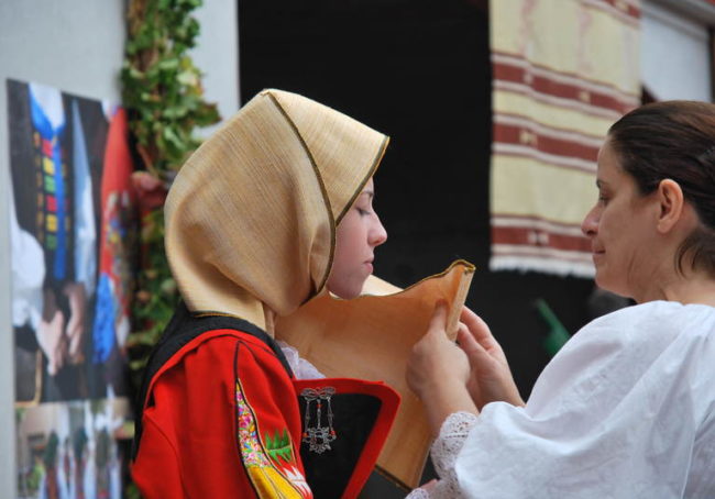 Su Lionzu- tradycyjne nakrycie głowy kobiet z Orgosolo